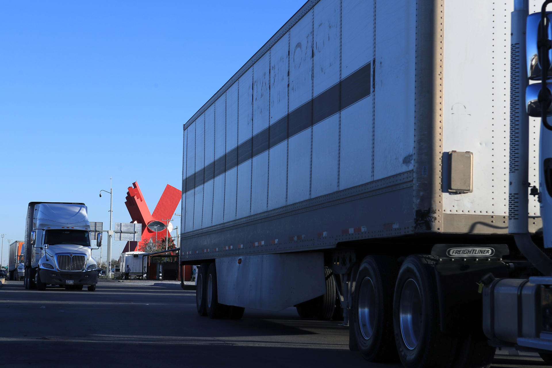 Fotografía de archivo donde se observan camiones en Ciudad Juárez (México). EFE/ Luis Torres