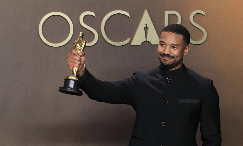 Michael B. Jordan posa con la estatuilla a mejor actor por 'Sinners' este domingo, en la ceremonia 98º de los premios Óscar, en Los Ángeles (Estados Unidos). EFE/ Armando Arorizo