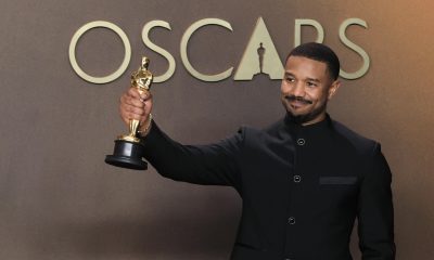 Michael B. Jordan posa con la estatuilla a mejor actor por 'Sinners' este domingo, en la ceremonia 98º de los premios Óscar, en Los Ángeles (Estados Unidos). EFE/ Armando Arorizo