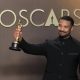 Michael B. Jordan posa con la estatuilla a mejor actor por 'Sinners' este domingo, en la ceremonia 98º de los premios Óscar, en Los Ángeles (Estados Unidos). EFE/ Armando Arorizo