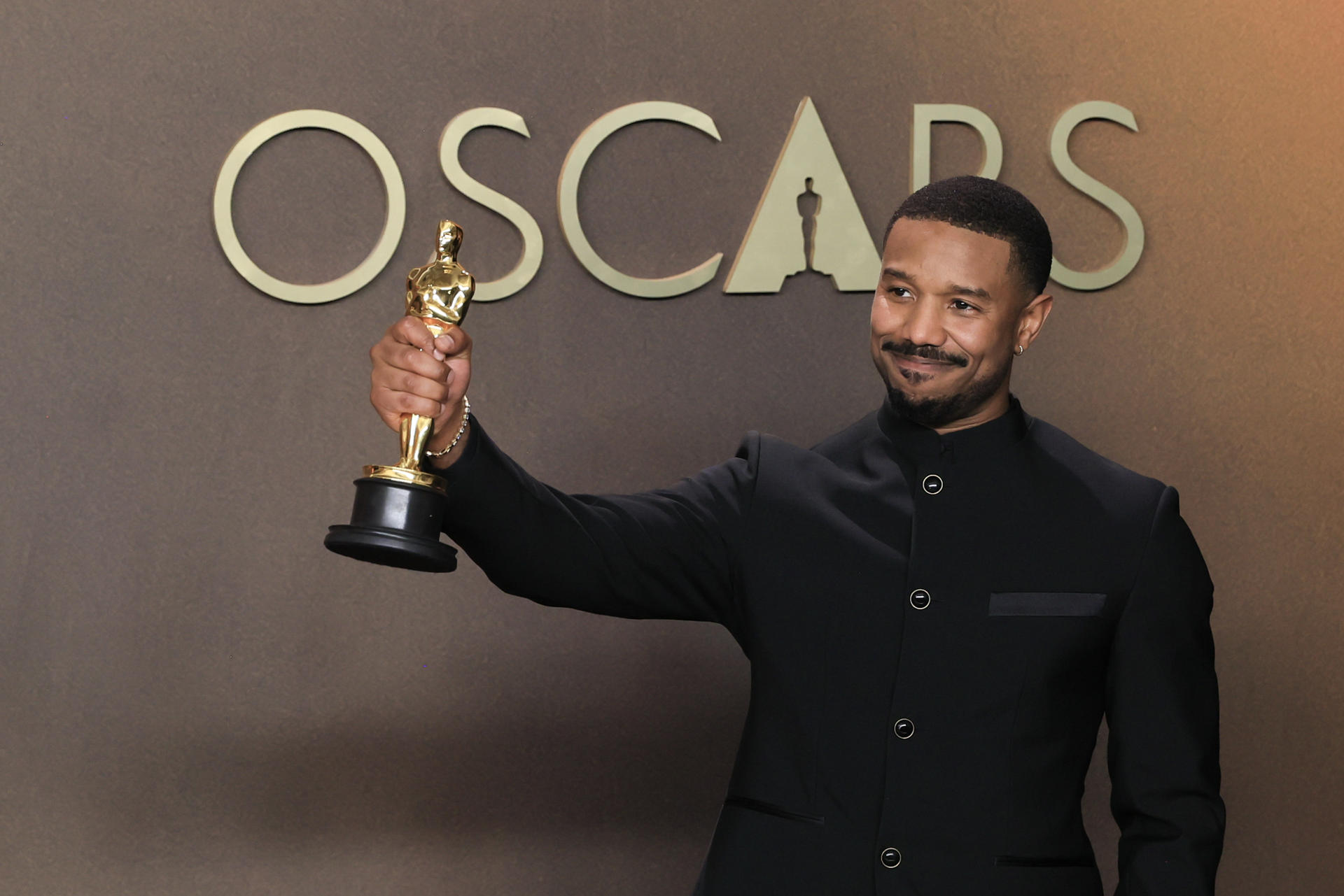 Michael B. Jordan posa con la estatuilla a mejor actor por 'Sinners' este domingo, en la ceremonia 98º de los premios Óscar, en Los Ángeles (Estados Unidos). EFE/ Armando Arorizo
