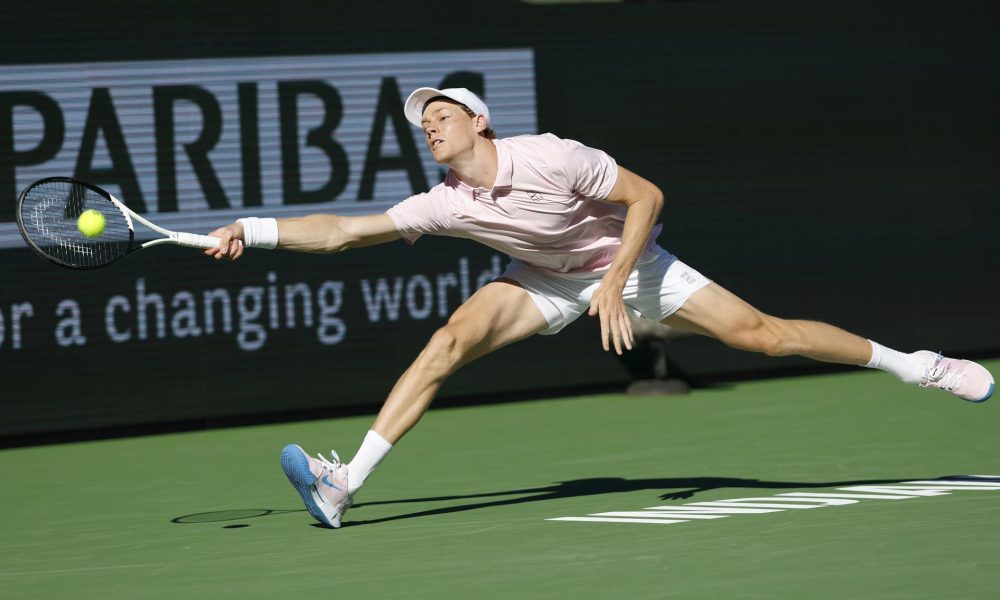 El italiano Jannik Sinner derrotó este domingo al canadiense Denis Shapovalov y avanzó a los octavos de final del Masters 1.000 de Indian Wells. EFE/EPA/JOHN G. MABANGLO
