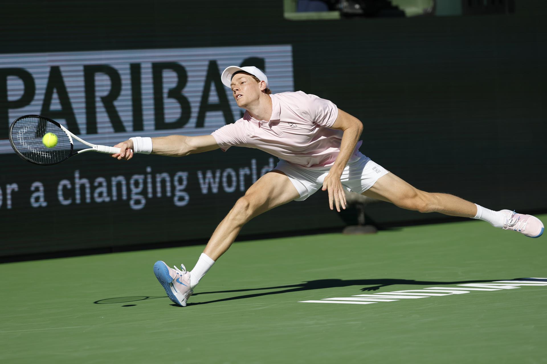 El italiano Jannik Sinner derrotó este domingo al canadiense Denis Shapovalov y avanzó a los octavos de final del Masters 1.000 de Indian Wells. EFE/EPA/JOHN G. MABANGLO
