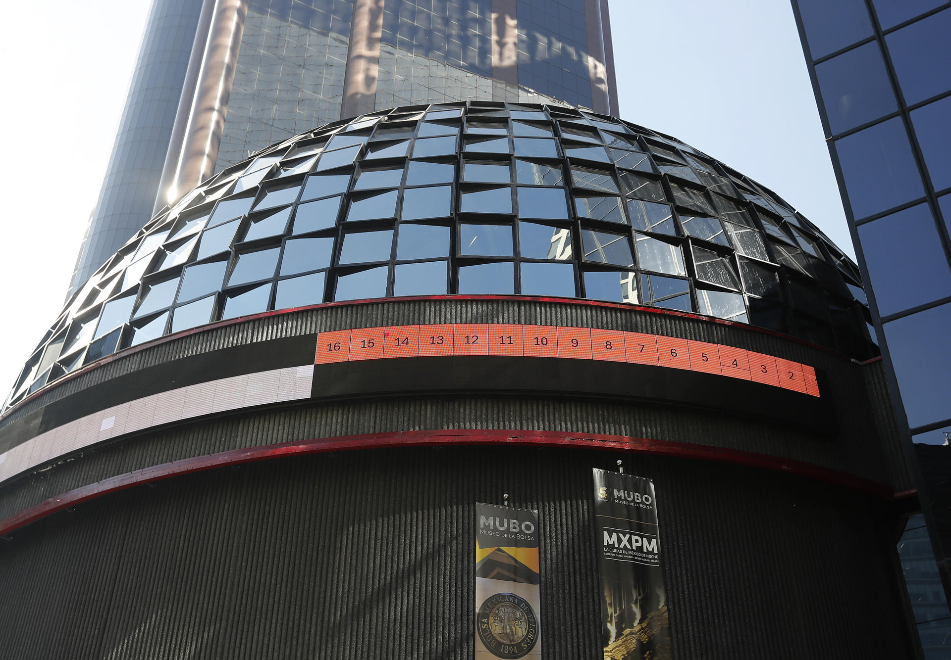 Fotografía del edificio de la Bolsa Mexicana de Valores en Ciudad de México (México). Imagen de archivo. EFE/ Mario Guzmán