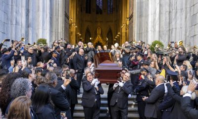 Personas sostienen el féretro del cantante Willie Colón este lunes, al finalizar una misa pública en la Catedral de San Patricio en Nueva York (Estados Unidos). EFE/ Ángel Colmenares