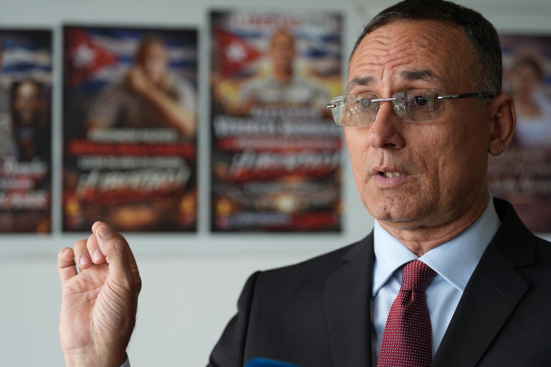 El exprisionero político cubano José Daniel Ferrer habla durante una entrevista con EFE este miércoles, en Miami (Estados Unidos). EFE/ Alberto Boal