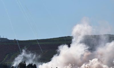Se eleva humo desde el lado libanés de la frontera como resultado de bombardeos israelíes, visto desde la frontera norte entre Israel y el Líbano, 17 de marzo de 2026. EFE/EPA/ATEF SAFADI