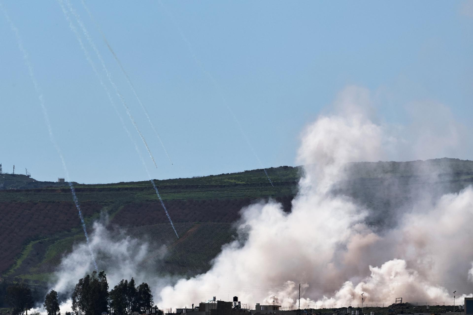 Se eleva humo desde el lado libanés de la frontera como resultado de bombardeos israelíes, visto desde la frontera norte entre Israel y el Líbano, 17 de marzo de 2026. EFE/EPA/ATEF SAFADI