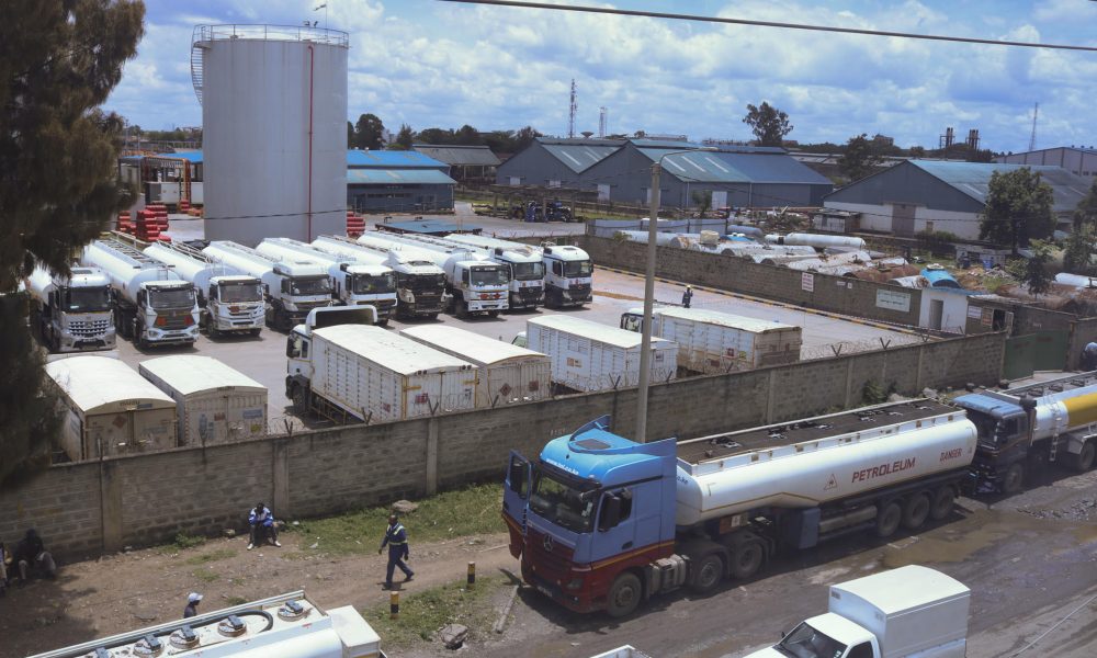 Camiones y depósitos de combustible en el Área Industrial de Nairobi, capital de Kenia, uno de los países de África donde las crecientes filas en gasolineras y el aumento de los precios del combustible son realidades cada vez más comunes, ya que el continente tiene economías muy dependientes de las importaciones de petróleo y es, por tanto, muy sensible a la volatilidad en el mercado creada por la guerra de Irán.EFE/ Lucía Blanco