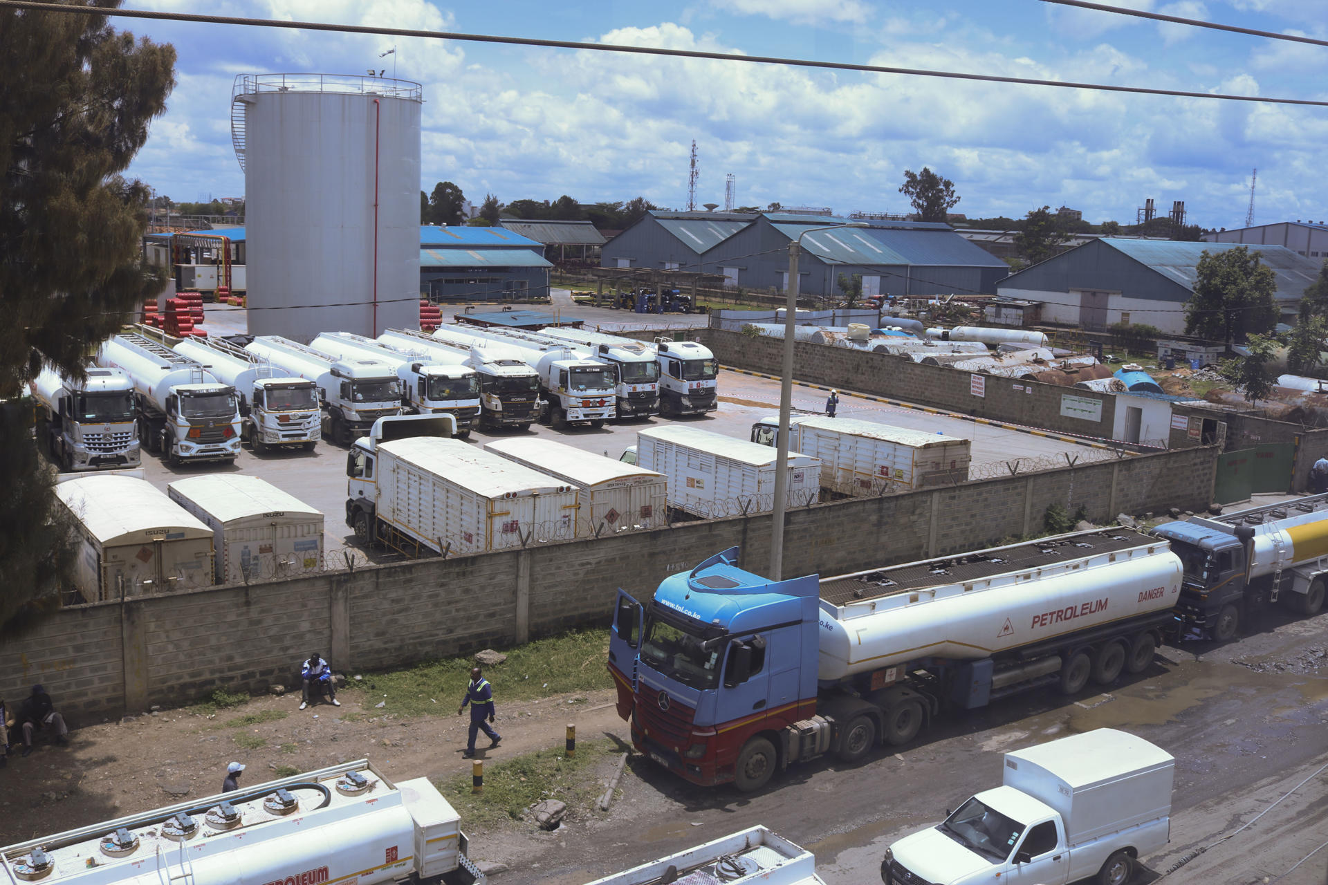 Camiones y depósitos de combustible en el Área Industrial de Nairobi, capital de Kenia, uno de los países de África donde las crecientes filas en gasolineras y el aumento de los precios del combustible son realidades cada vez más comunes, ya que el continente tiene economías muy dependientes de las importaciones de petróleo y es, por tanto, muy sensible a la volatilidad en el mercado creada por la guerra de Irán.EFE/ Lucía Blanco