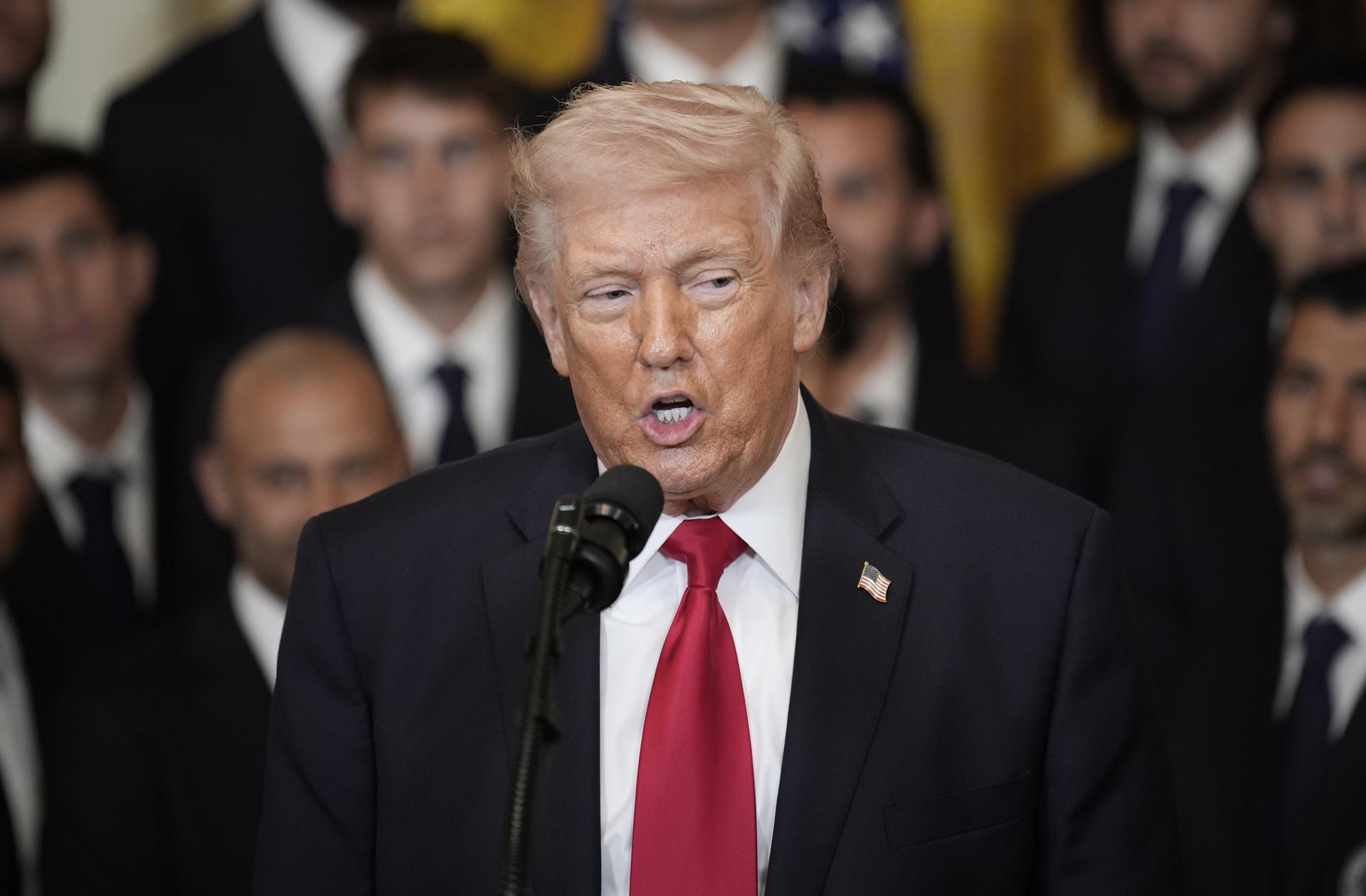 El presidente de Estados Unidos, Donald Trump, habla durante un evento en honor al Inter Miami CF, campeón de la Copa MLS 2025, en la Sala Este de la Casa Blanca en Washington. EFE/EPA/YURI GRIPAS / POOL