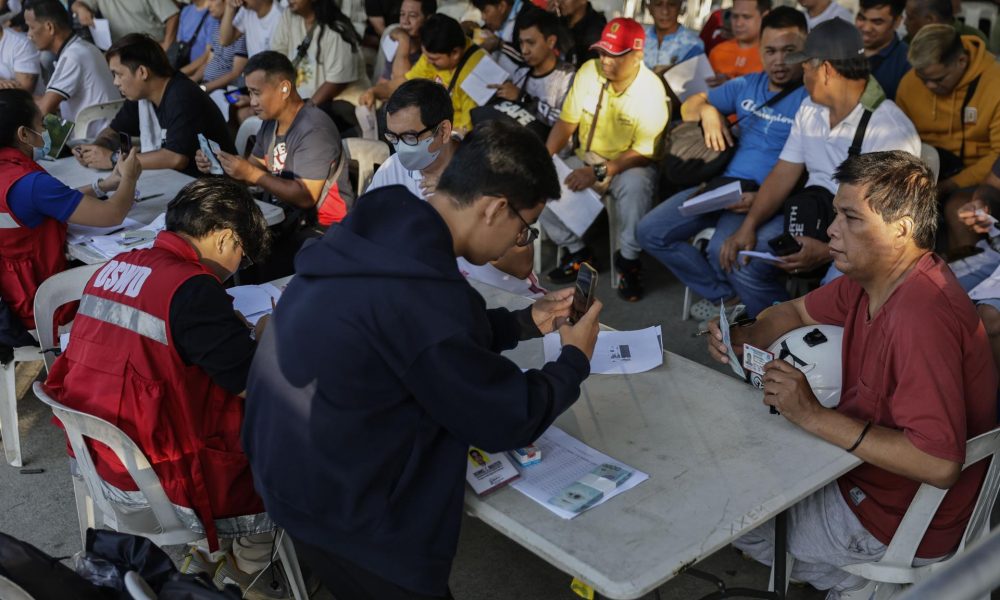 CIUDAD QUEZON (Filipinas), 24/03/2026.- Conductores de servicios de transporte de Filipinas reciben un subsidio gubernamental distribuido en un parque público de Ciudad Quezón, en Metro Manila, como parte de las medidas de ayuda del gobierno ante el aumento del precio del combustible provocado por el conflicto en Oriente Medio. EFE/EPA/ROLEX DELA PENA