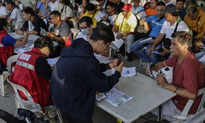 CIUDAD QUEZON (Filipinas), 24/03/2026.- Conductores de servicios de transporte de Filipinas reciben un subsidio gubernamental distribuido en un parque público de Ciudad Quezón, en Metro Manila, como parte de las medidas de ayuda del gobierno ante el aumento del precio del combustible provocado por el conflicto en Oriente Medio. EFE/EPA/ROLEX DELA PENA