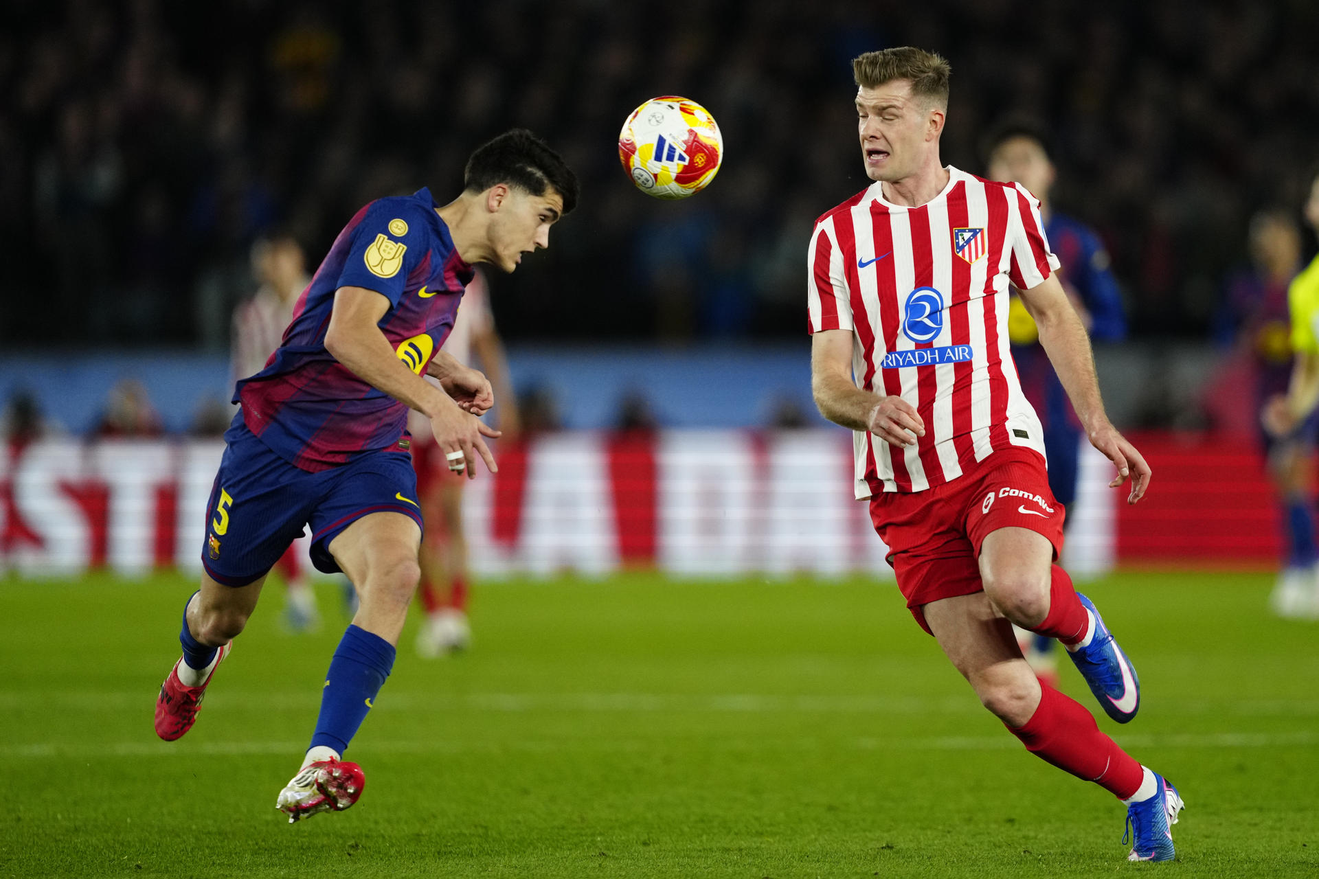 El defensa del Barcelona Cubarsi (i) disputa el balón ante el delantero del Atlético de Madrid Sorlot d en el Camp Nou. EFE/Siu Wu/Archivo