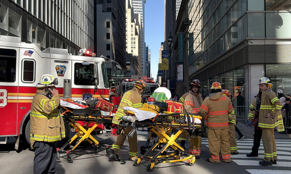 Integrantes del cuerpo de bomberos de Nueva York (FDNY) acuden este martes, a un incendio declarado en Nueva York (Estados Unidos). EFE/ Jan Téllez Asensio