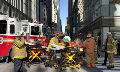 Integrantes del cuerpo de bomberos de Nueva York (FDNY) acuden este martes, a un incendio declarado en Nueva York (Estados Unidos). EFE/ Jan Téllez Asensio