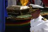 Un soldado de la Armada Boliviana escolta la urna con los restos de Eduardo Abaroa durante un desfile por el día del mar este lunes, en La Paz (Bolivia). EFE/ Luis Gandarillas
