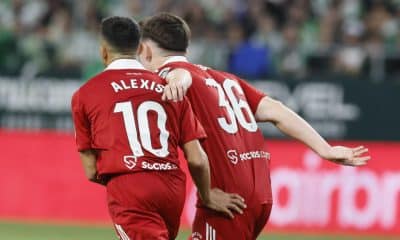 El delantero del Sevilla Alexis Sánchez (i) celebra con Joaquín Martínez 'Oso' tras marcar el 2-1, durante el partido de LaLiga de fútbol que Real Betis y Sevilla FC disputaron en el estadio de La Cartuja. EFE/Jose Manuel Vidal