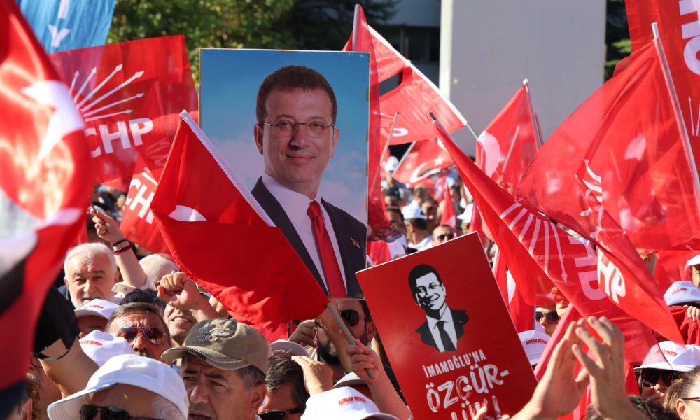Imagen de archivo de una protesta contra la prisión del encarcelado alcalde opositor de Estambul, Ekrem Imamoglu. EFE/EPA/NECATI SAVAS