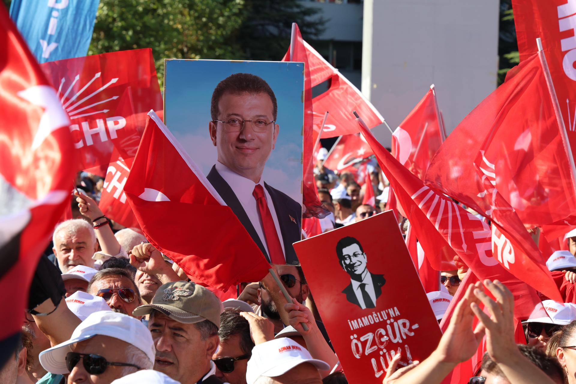 Imagen de archivo de una protesta contra la prisión del encarcelado alcalde opositor de Estambul, Ekrem Imamoglu. EFE/EPA/NECATI SAVAS