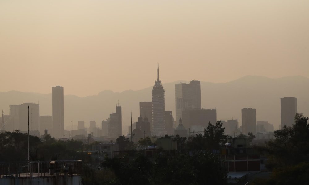 Fotografía de archivo que muestra una capa de contaminación, sobre la Ciudad de México (México). EFE/ Mario Guzmán