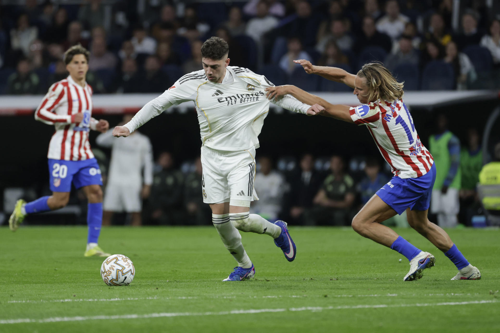 El jugador del Atlético de Madrid Marcos Llorente y el jugador del Real Madrid Federico Valverde, en el estadio Santiago Bernabéu en foto de archivo de Juanjo Martín. EFE