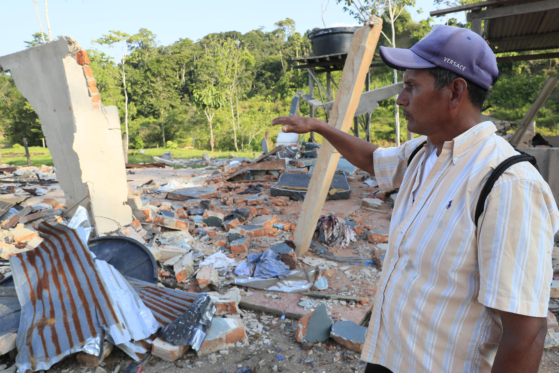 El vicepresidente de Recinto San Martín, Vicente Garrido, reacciona este jueves en un recorrido en medio de escombros de un predio destruido durante una operación militar en el Recinto San Marín, zona rural de Lago Agrio (Ecuador). EFE/ Carlos Ortega