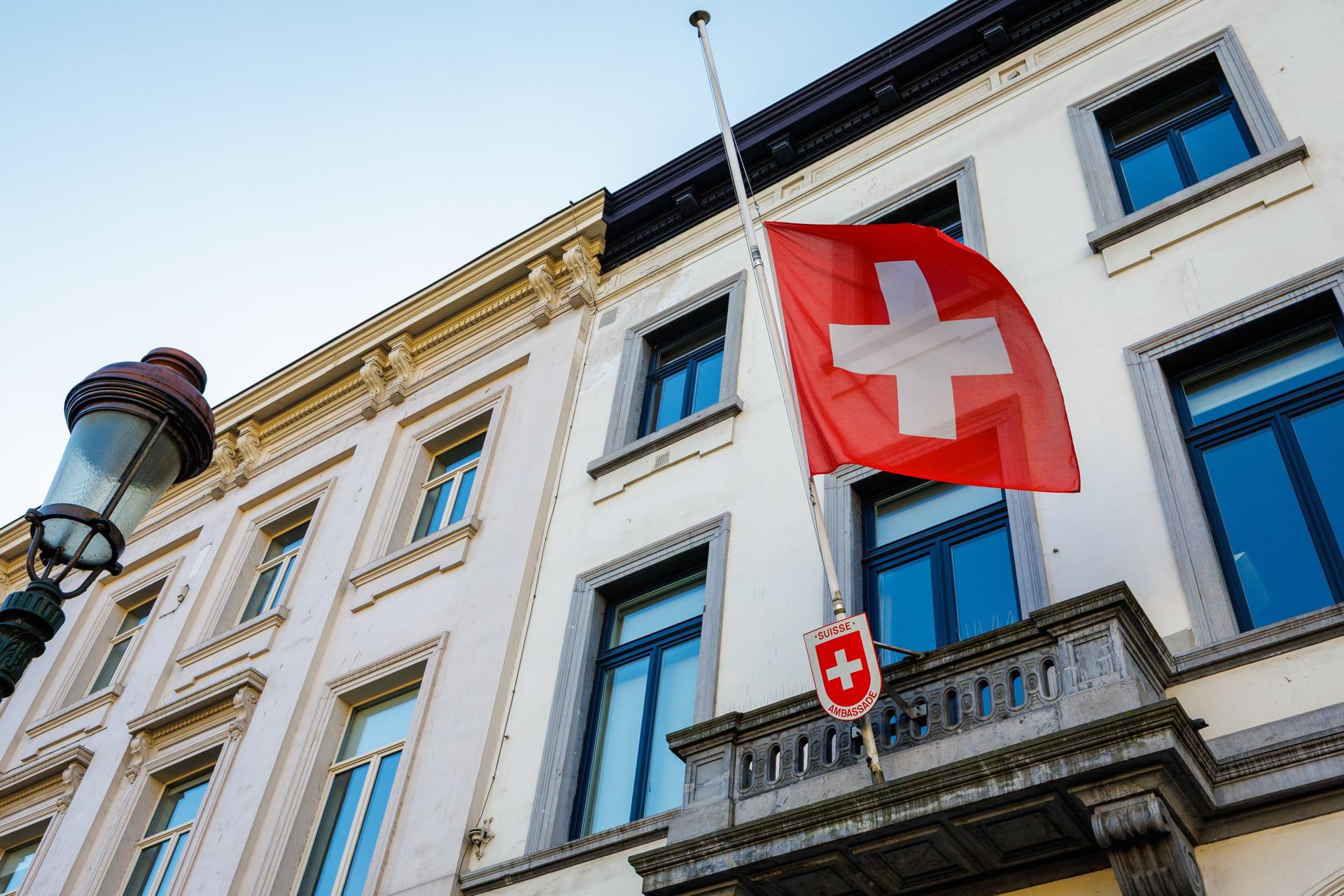 Bandera suiza ondea en un edificio. EFE/EPA/OLIVIER MATTHYS/Archivo