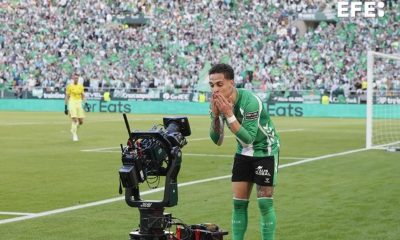 El delantero del Betis Antony Matheus (c) celebra su gol contra el Sevilla durante el partido de la jornada 26 de LaLiga entre el Betis y el Sevilla, en el estadio de la Cartuja.-EFE/ José Manuel Vidal