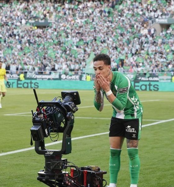 El delantero del Betis Antony Matheus (c) celebra su gol contra el Sevilla durante el partido de la jornada 26 de LaLiga entre el Betis y el Sevilla, en el estadio de la Cartuja.-EFE/ José Manuel Vidal