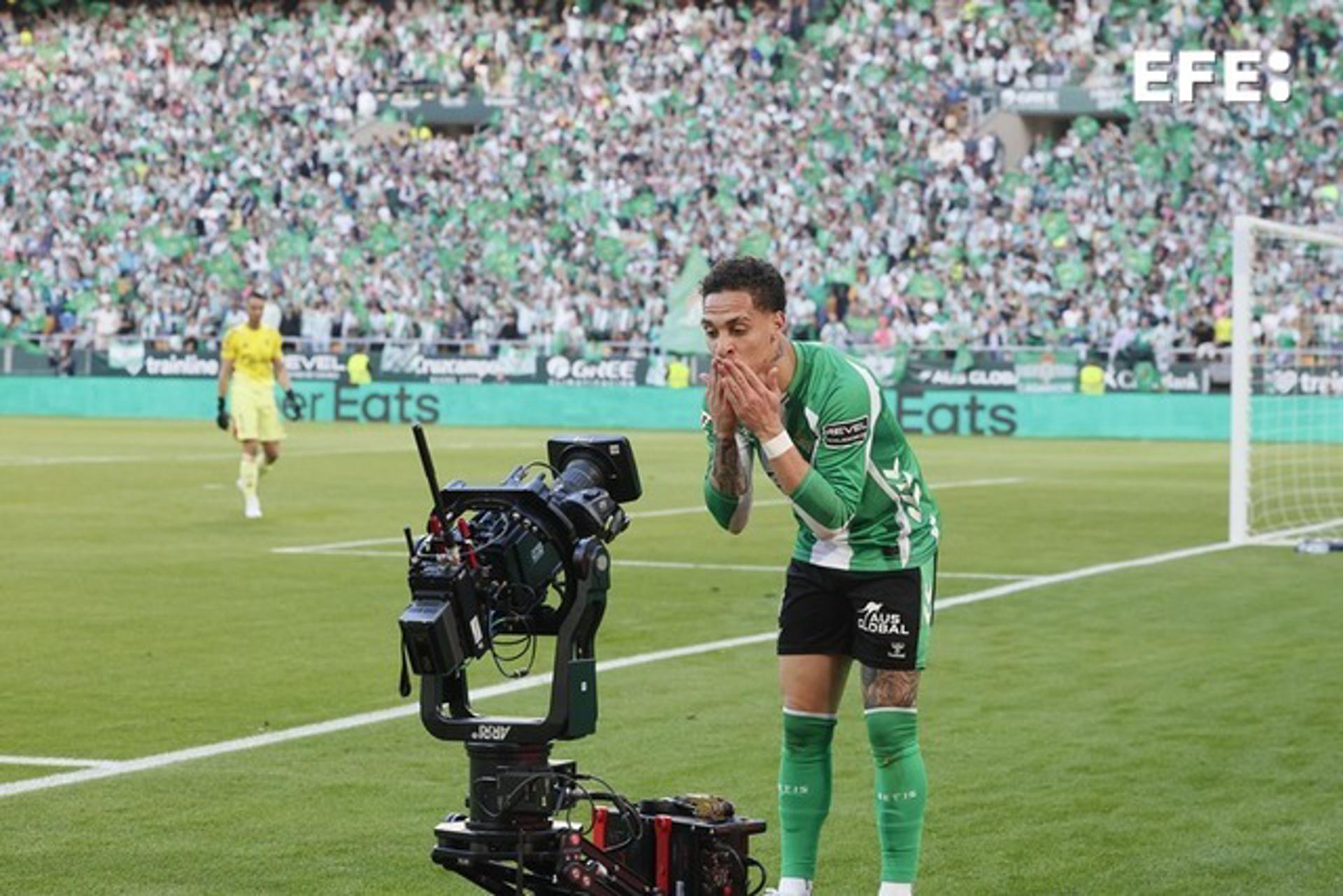El delantero del Betis Antony Matheus (c) celebra su gol contra el Sevilla durante el partido de la jornada 26 de LaLiga entre el Betis y el Sevilla, en el estadio de la Cartuja.-EFE/ José Manuel Vidal