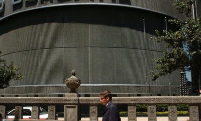 Vista general del edificio de la Bolsa Mexicana de Valores, ubicado en la avenida Paseo de la Reforma de la Ciudad de México. Imagen de archivo. EFE/David de la Paz