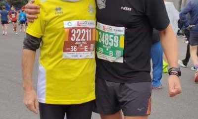 El cardenal francés Jean-Paul Vesco (i), antes de empezar el maratón de Roma. El maratón de Roma ha contado con un corredor insólito: un cardenal de la iglesia, el francés Jean-Paul Vesco, que se ha unido a miles de atletas para recorrer las calles de la ciudad y, de paso, superar su marca personal. EFE/ Atlética Vaticana