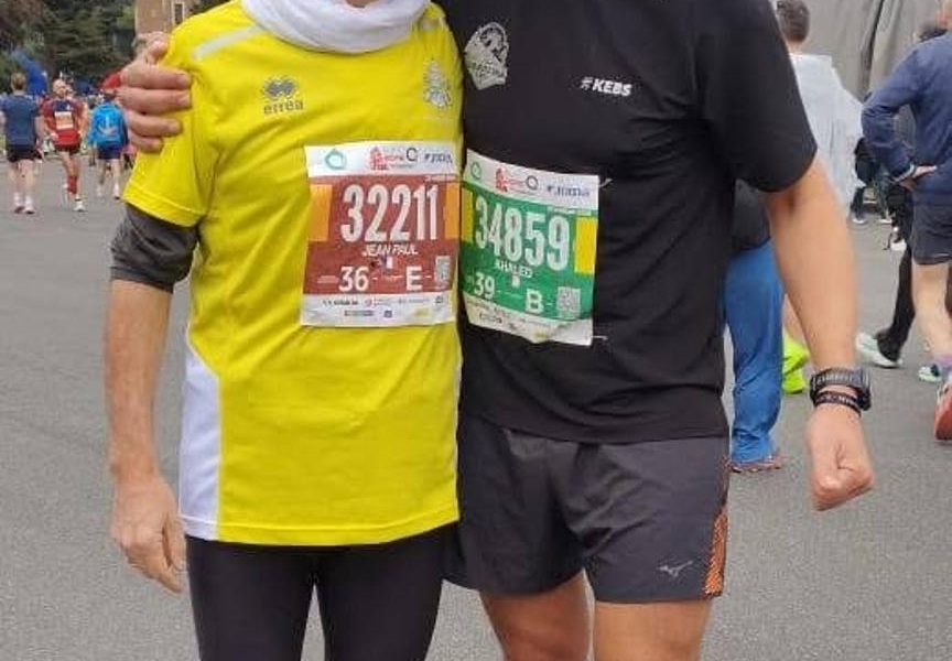 El cardenal francés Jean-Paul Vesco (i), antes de empezar el maratón de Roma. El maratón de Roma ha contado con un corredor insólito: un cardenal de la iglesia, el francés Jean-Paul Vesco, que se ha unido a miles de atletas para recorrer las calles de la ciudad y, de paso, superar su marca personal. EFE/ Atlética Vaticana