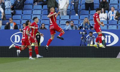 El centrocampista del Getafe Mauro Arambarri (d) celebra su gol contra el Espanyol durante el partido de la jornada 29 de LaLiga EA Sports entre el Espanyol y el Getafe, este sábado en el RCDE Stadium en Barcelona.-EFE/ Toni Albir