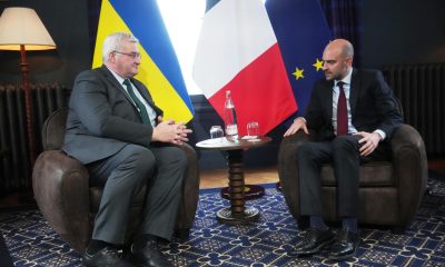 El ministro de Asuntos Exteriores de Ucrania, Andrii Sybiha (izquierda), y el ministro de Asuntos Exteriores de Francia, Jean-Noel Barrot, hablan durante una reunión bilateral en el marco de la reunión de ministros de Asuntos Exteriores del G7 con países socios en Cernay-la-Ville, cerca de París, Francia, 26 de marzo de 2026. (Francia) EFE/EPA/MICHEL EULER/POOL MAXPPP OUT