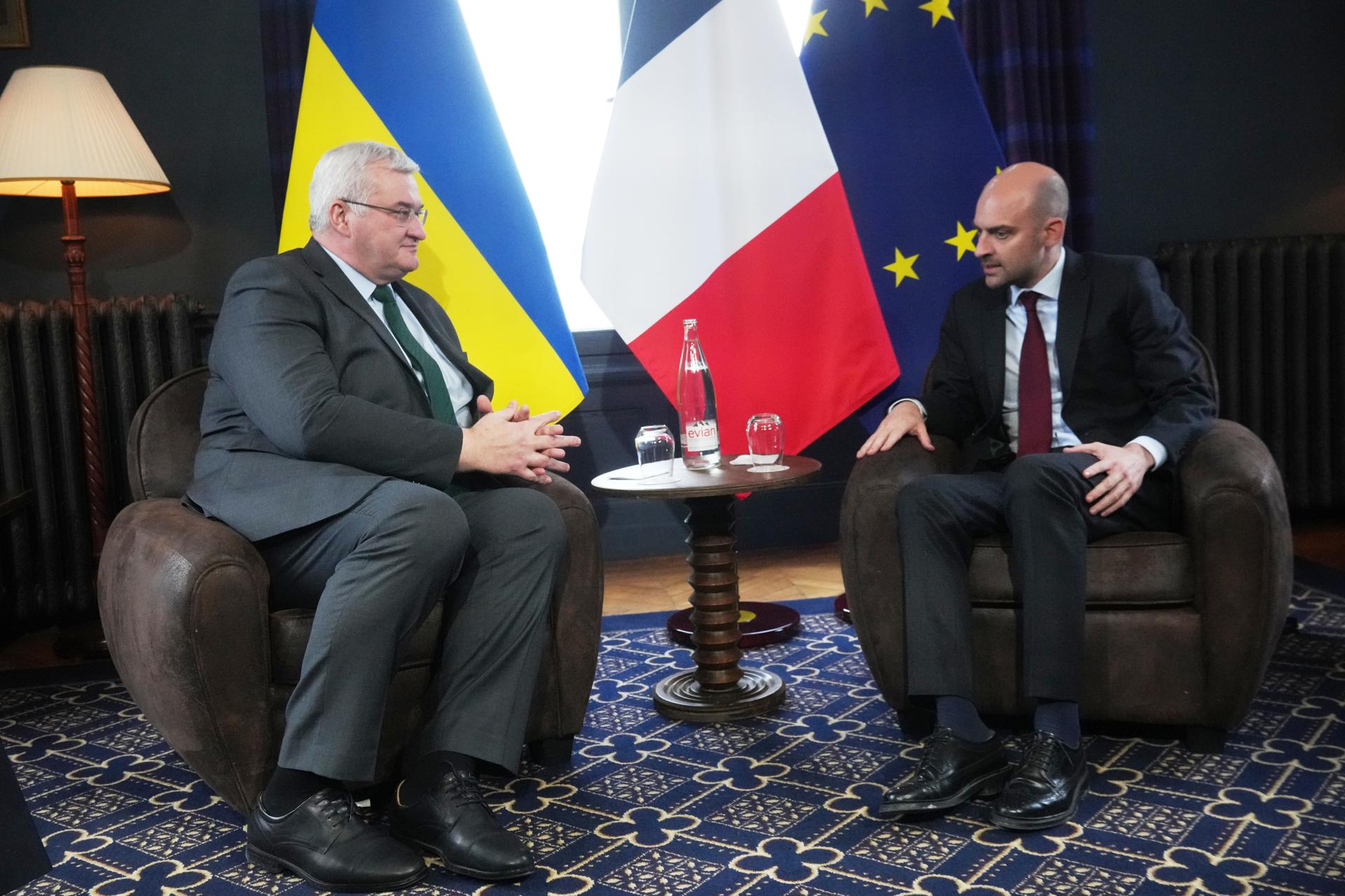 El ministro de Asuntos Exteriores de Ucrania, Andrii Sybiha (izquierda), y el ministro de Asuntos Exteriores de Francia, Jean-Noel Barrot, hablan durante una reunión bilateral en el marco de la reunión de ministros de Asuntos Exteriores del G7 con países socios en Cernay-la-Ville, cerca de París, Francia, 26 de marzo de 2026. (Francia) EFE/EPA/MICHEL EULER/POOL MAXPPP OUT