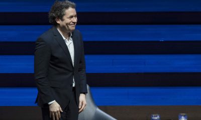 El maestro venezolano Gustavo Dudamel, el nuevo director de la Orquesta Filarmónica de Nueva York, reacciona durante la presentación de la nueva temporada de la Filarmónica en el Lincoln Center este martes, en Nueva York (EE.UU.). EFE/ Angel Colmenares