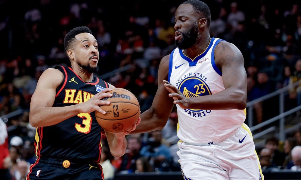 El escolta de los Atlanta Hawks, CJ McCollum (i) avanza ante la marca del ala-pívot de los Golden State Warriors, Draymond Green (d) este sábado en Atlanta (Georgia) EFE/EPA/ERIK S. LESSER SHUTTERSTOCK OUT