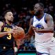 El escolta de los Atlanta Hawks, CJ McCollum (i) avanza ante la marca del ala-pívot de los Golden State Warriors, Draymond Green (d) este sábado en Atlanta (Georgia) EFE/EPA/ERIK S. LESSER SHUTTERSTOCK OUT