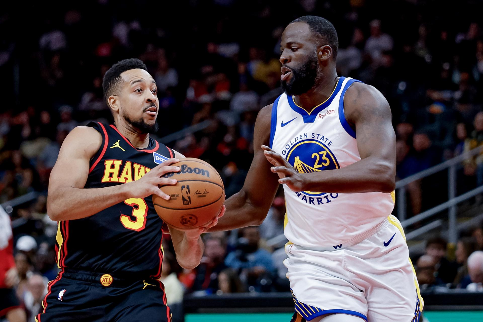 El escolta de los Atlanta Hawks, CJ McCollum (i) avanza ante la marca del ala-pívot de los Golden State Warriors, Draymond Green (d) este sábado en Atlanta (Georgia) EFE/EPA/ERIK S. LESSER SHUTTERSTOCK OUT