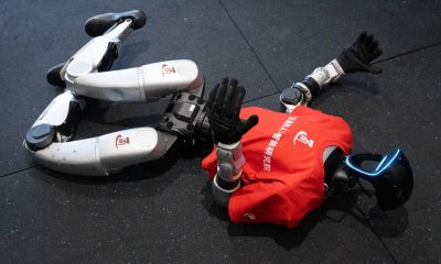 Un robot muestra sus habilidades durante una demostracón a la prensa en el Instituto de Inteligencia Artificial en Pekín, este lunes. EFE/EPA/JESSICA LEE