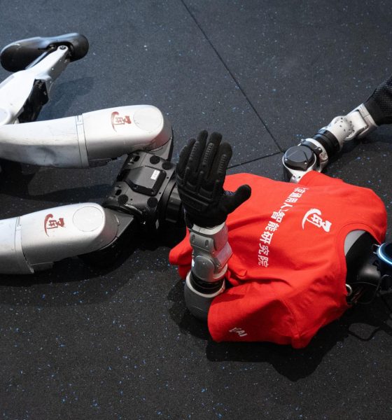 Un robot muestra sus habilidades durante una demostracón a la prensa en el Instituto de Inteligencia Artificial en Pekín, este lunes. EFE/EPA/JESSICA LEE