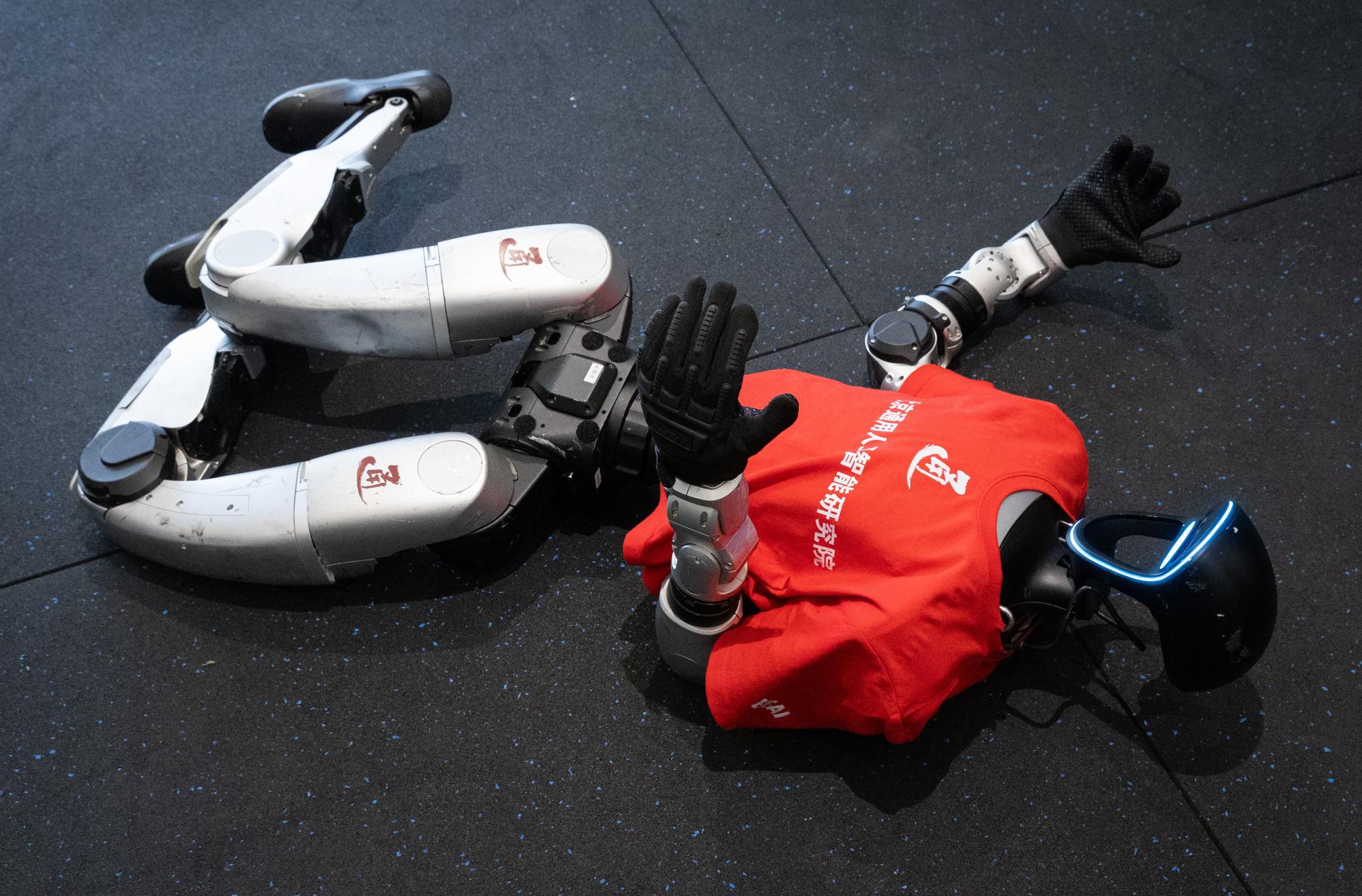 Un robot muestra sus habilidades durante una demostracón a la prensa en el Instituto de Inteligencia Artificial en Pekín, este lunes. EFE/EPA/JESSICA LEE