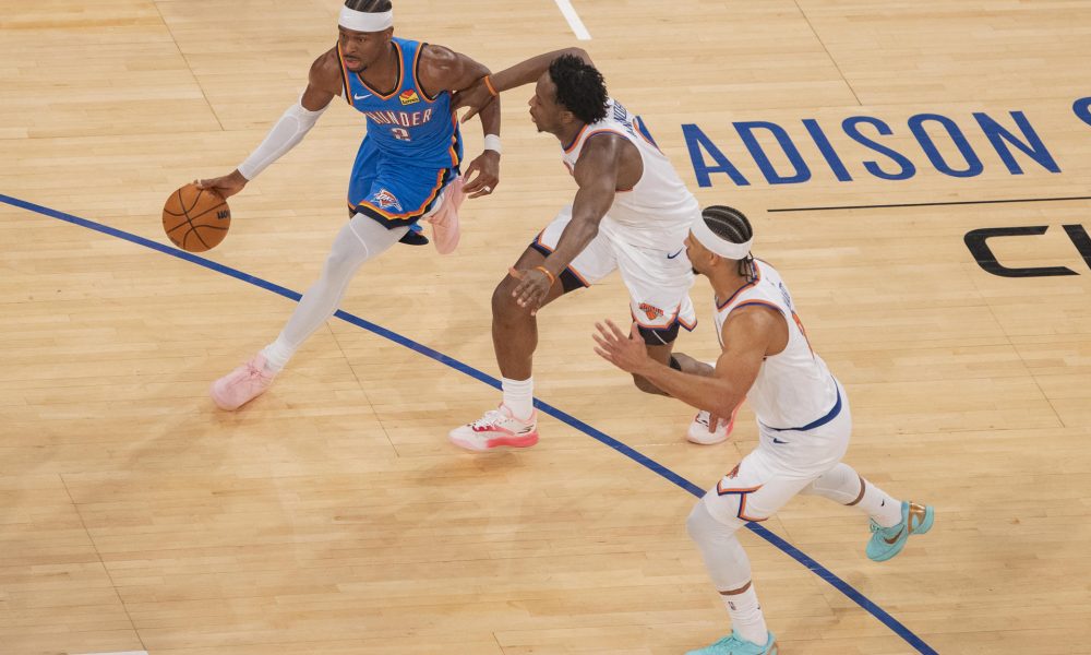 Shai Gilgeous-Alexander (i), de Oklahoma, controla el balón durante un partido de la NBA ante los Knicks en el Madison Square Garden en Nueva York. EFE/Ángel Colmenares