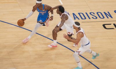Shai Gilgeous-Alexander (i), de Oklahoma, controla el balón durante un partido de la NBA ante los Knicks en el Madison Square Garden en Nueva York. EFE/Ángel Colmenares