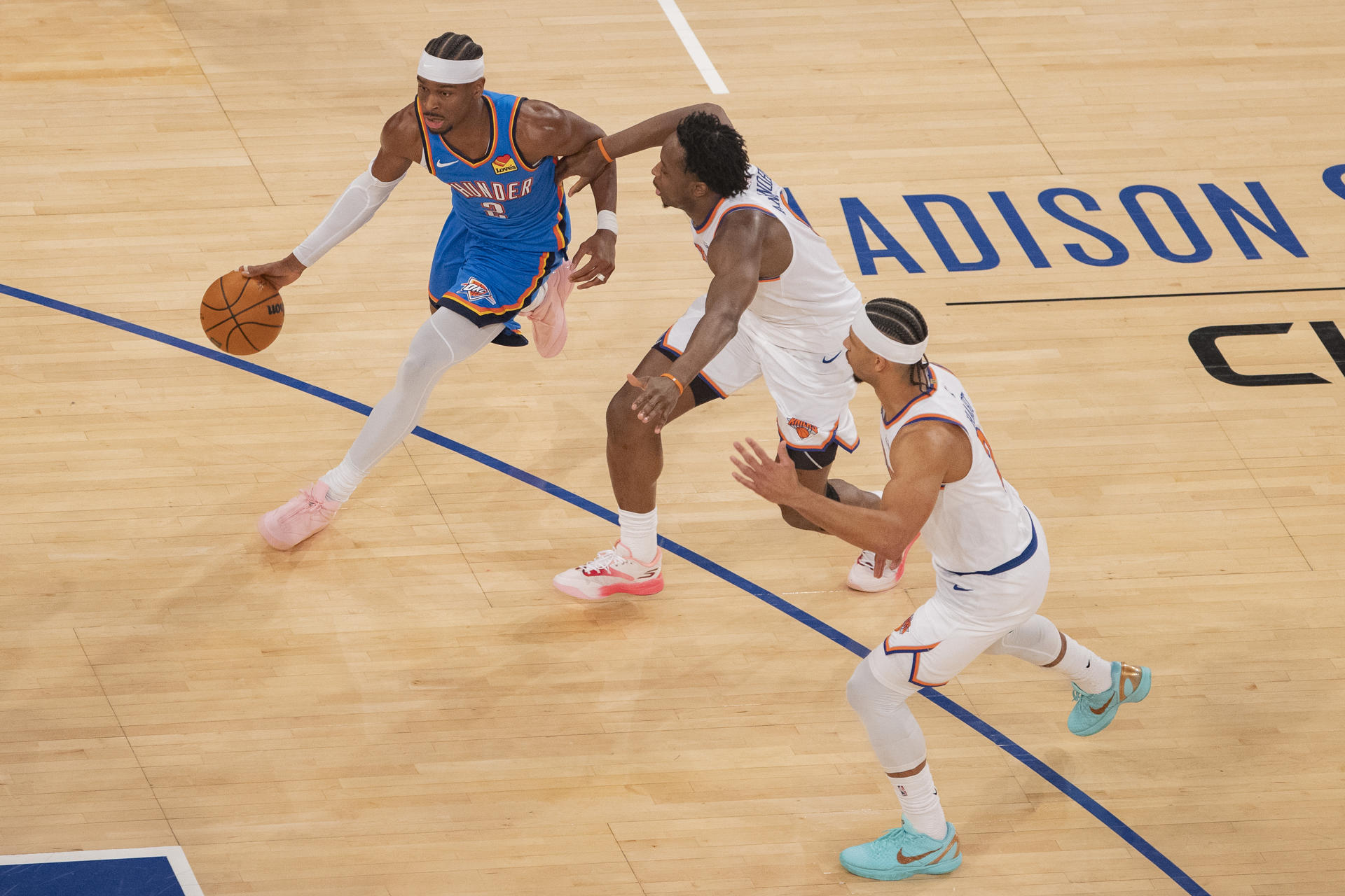 Shai Gilgeous-Alexander (i), de Oklahoma, controla el balón durante un partido de la NBA ante los Knicks en el Madison Square Garden en Nueva York. EFE/Ángel Colmenares