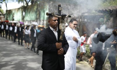 ACOMPAÑA CRÓNICA: EL SALVADOR SEMANA SANTA AME9018. CHALCHUAPA (EL SALVADOR), 30/03/2026.- Integrantes de la Hermandad Jesús Nazareno participan en la procesión del lavatorio de ropas de Jesús, este lunes en Chalchuapa (El Salvador). Con fe, devoción y solemnidad, un grupo de 12 mujeres lava las vestimentas de Jesús Nazareno como parte de una tradición centenaria que se lleva a cabo en la localidad de Chalchuapa, a 65 kilómetros al este de la capital de El Salvador, cada Lunes Santo. EFE/ Rodrigo Sura