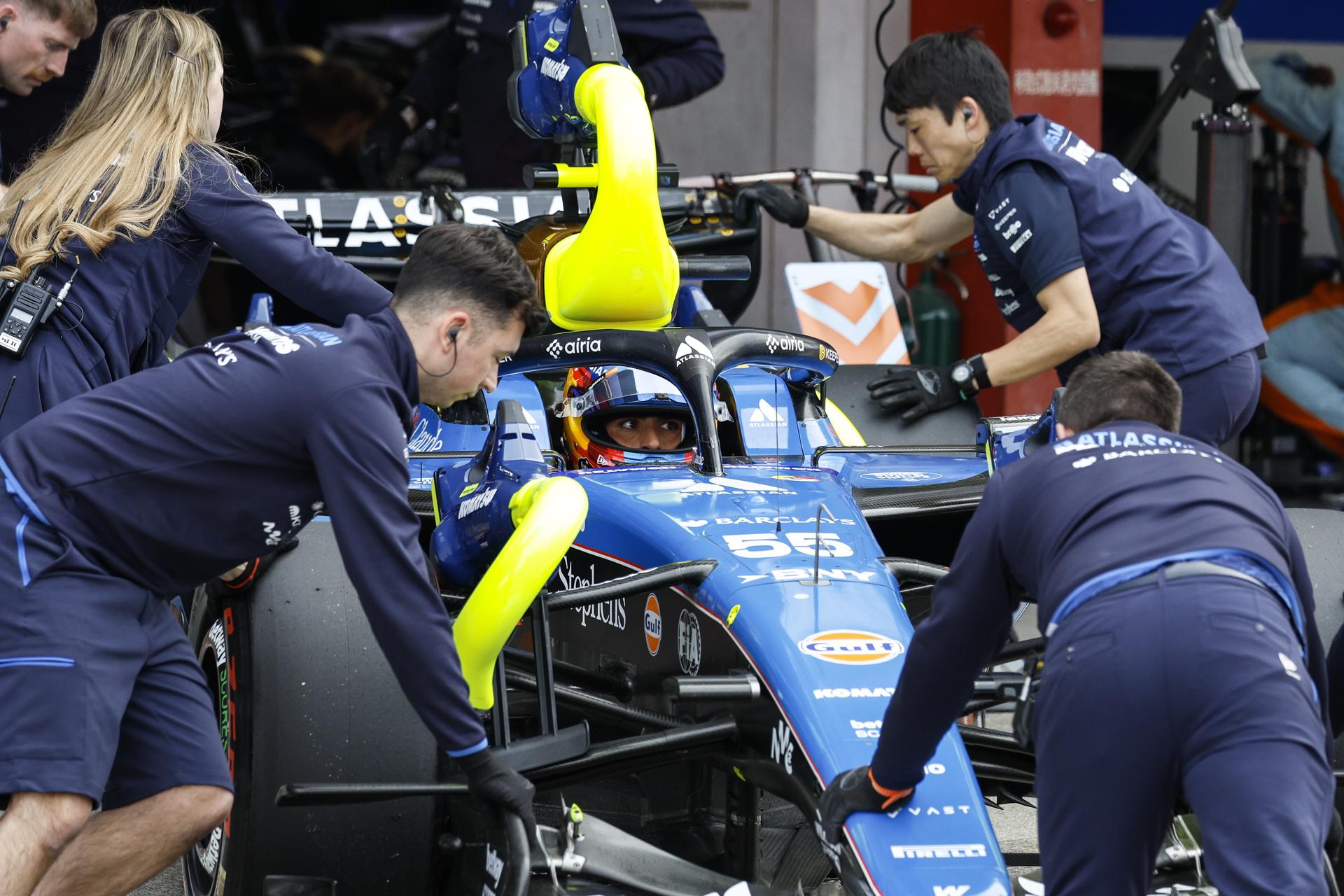 El piloto español de Williams Carlos Sainz Jr. durante la tercera sesión de entrenamientos libres del Gran Premio de Japón de Fórmula 1 en el circuito de Suzuka International Racing Course, en Suzuka. EFE/EPA/FRANCK ROBICHON
