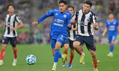 Gerardo Arteaga (d) de Monterrey disputa el balón con Omar Campos de Cruz Azul en un partido de la Liga MX entre Monterrey y Cruz Azul, en el estadio BBVA en Guadalupe (México). EFE/Miguel Sierra